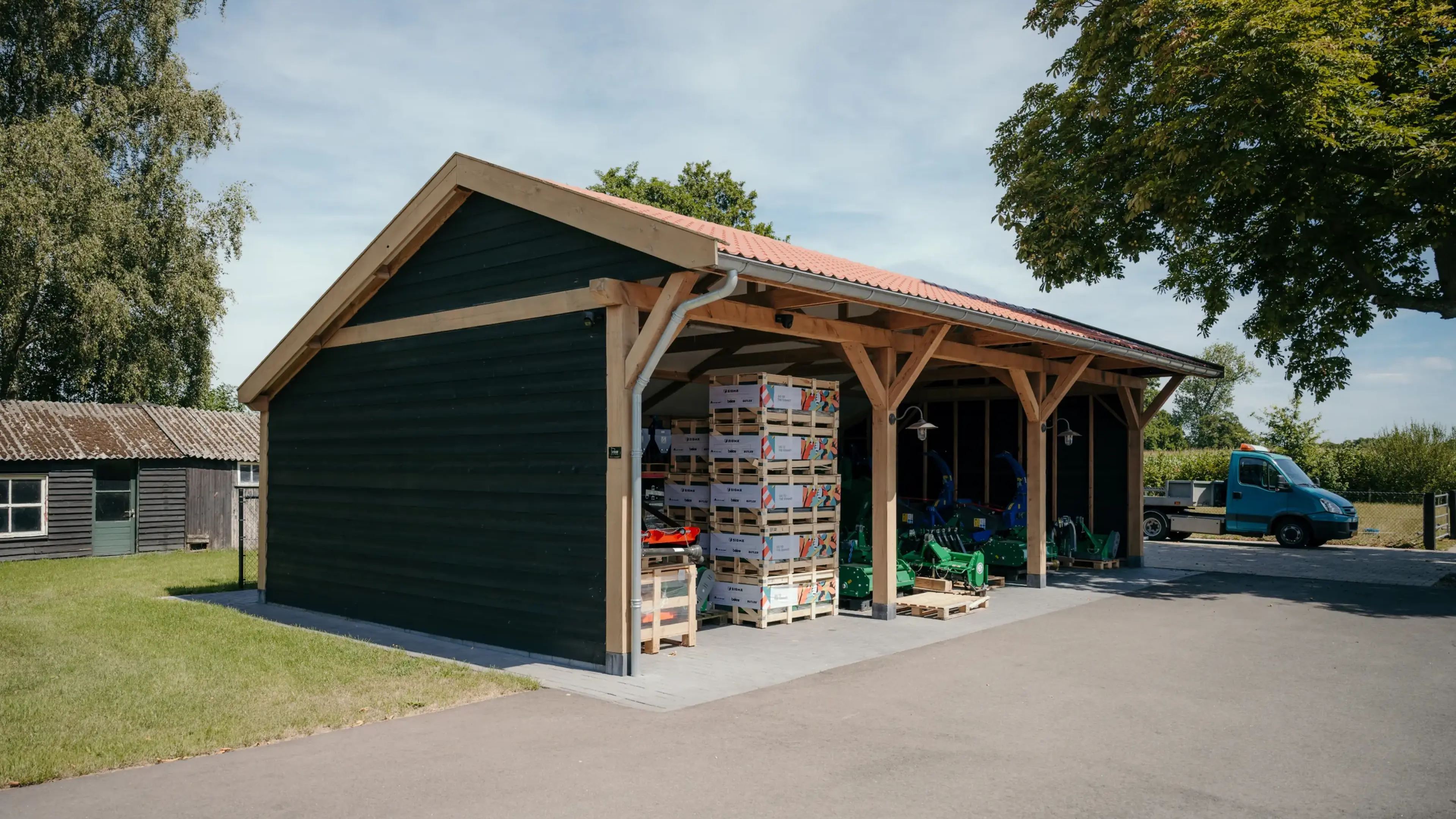Houten kapschuur met open zijde
