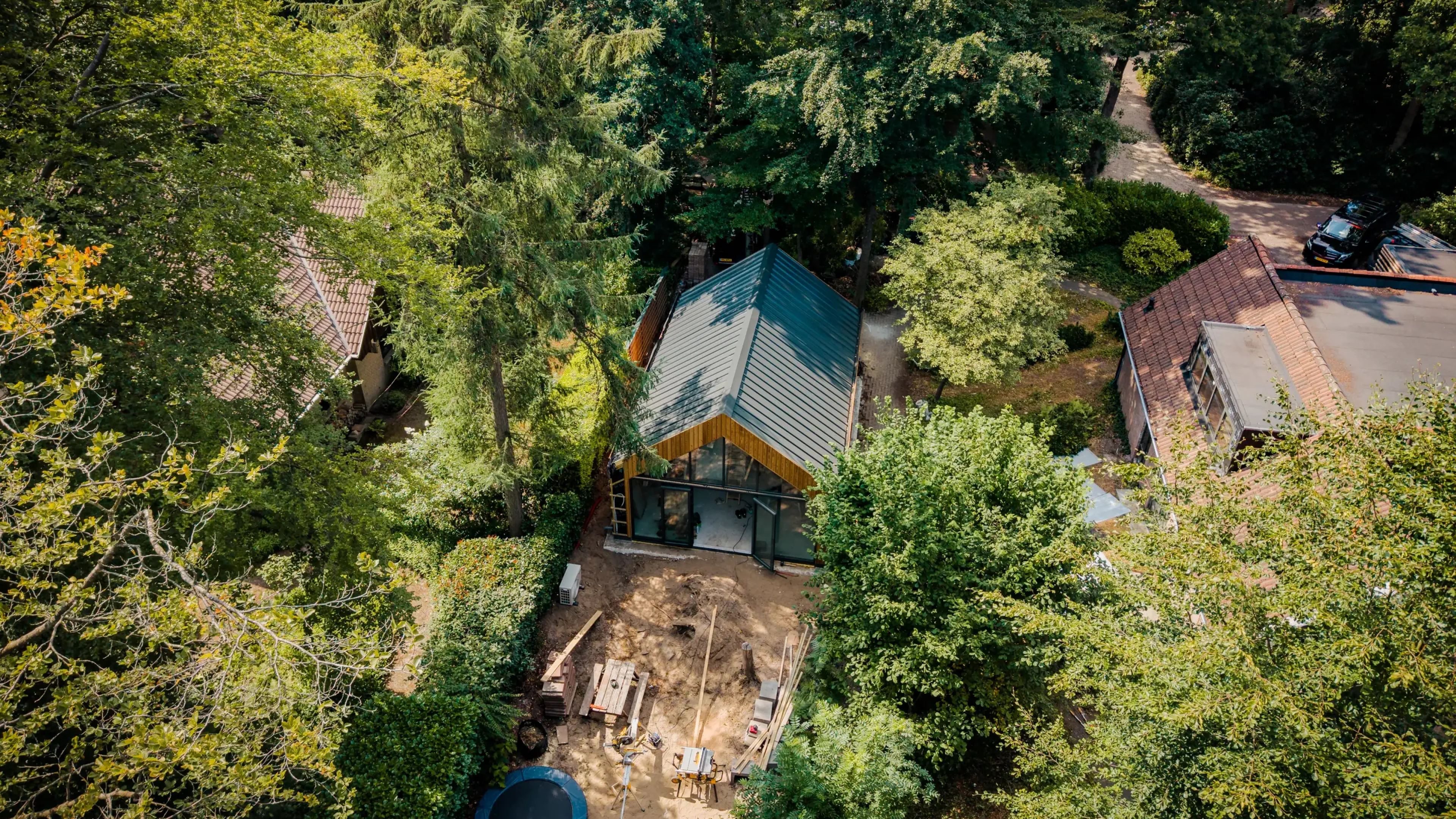 Luchtfoto van een tuinhuis tussen de bomen