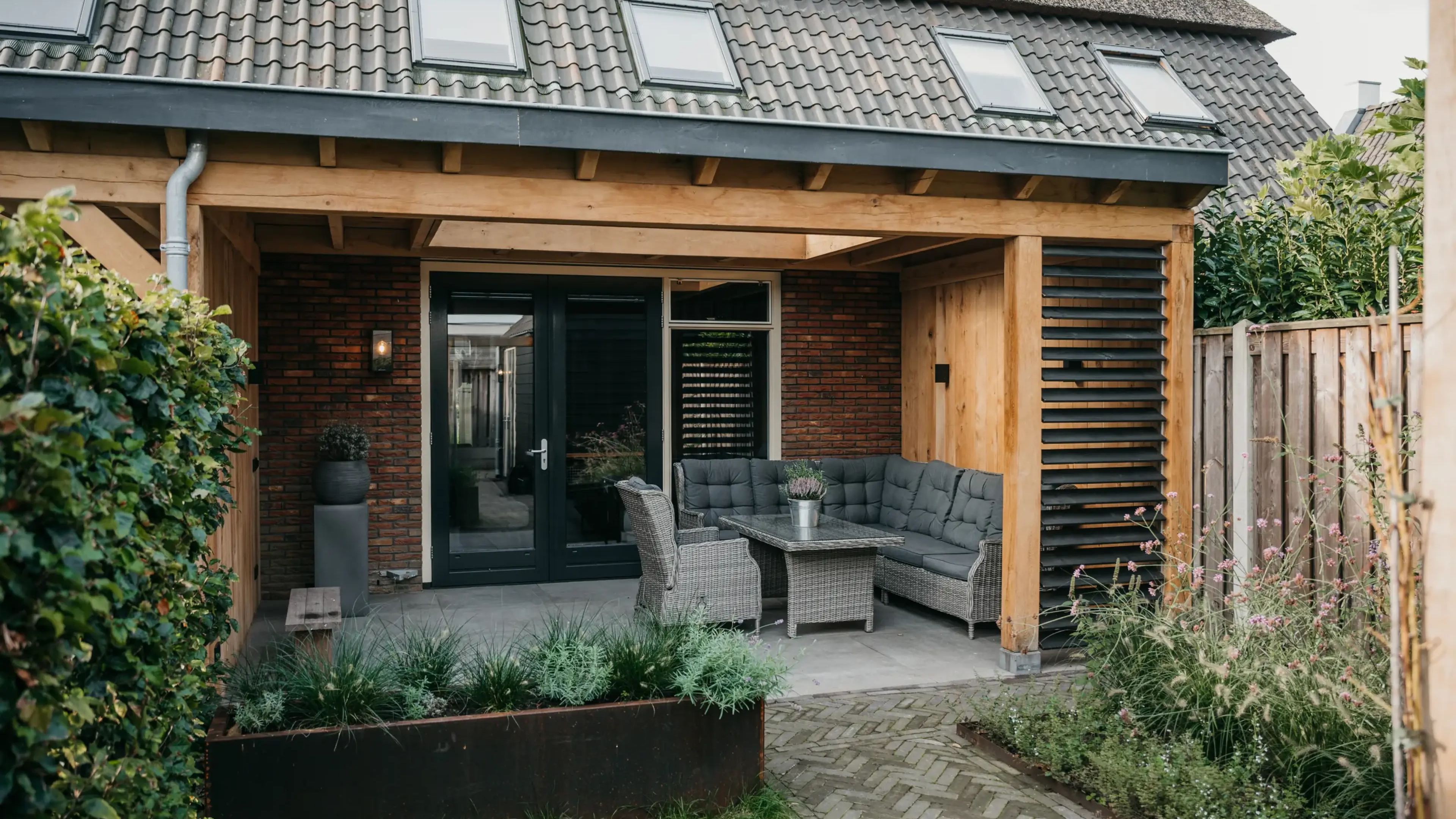 Houten overkapping met loungeset